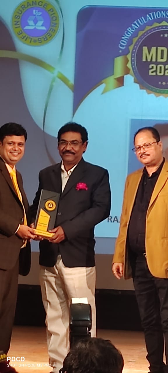 Receiving Trophy from Ranjan sir for MDRT 2023